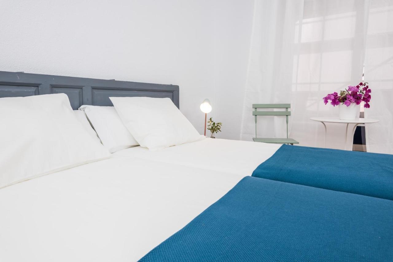 Apartamentos Paseo De La Farola Малага Экстерьер фото