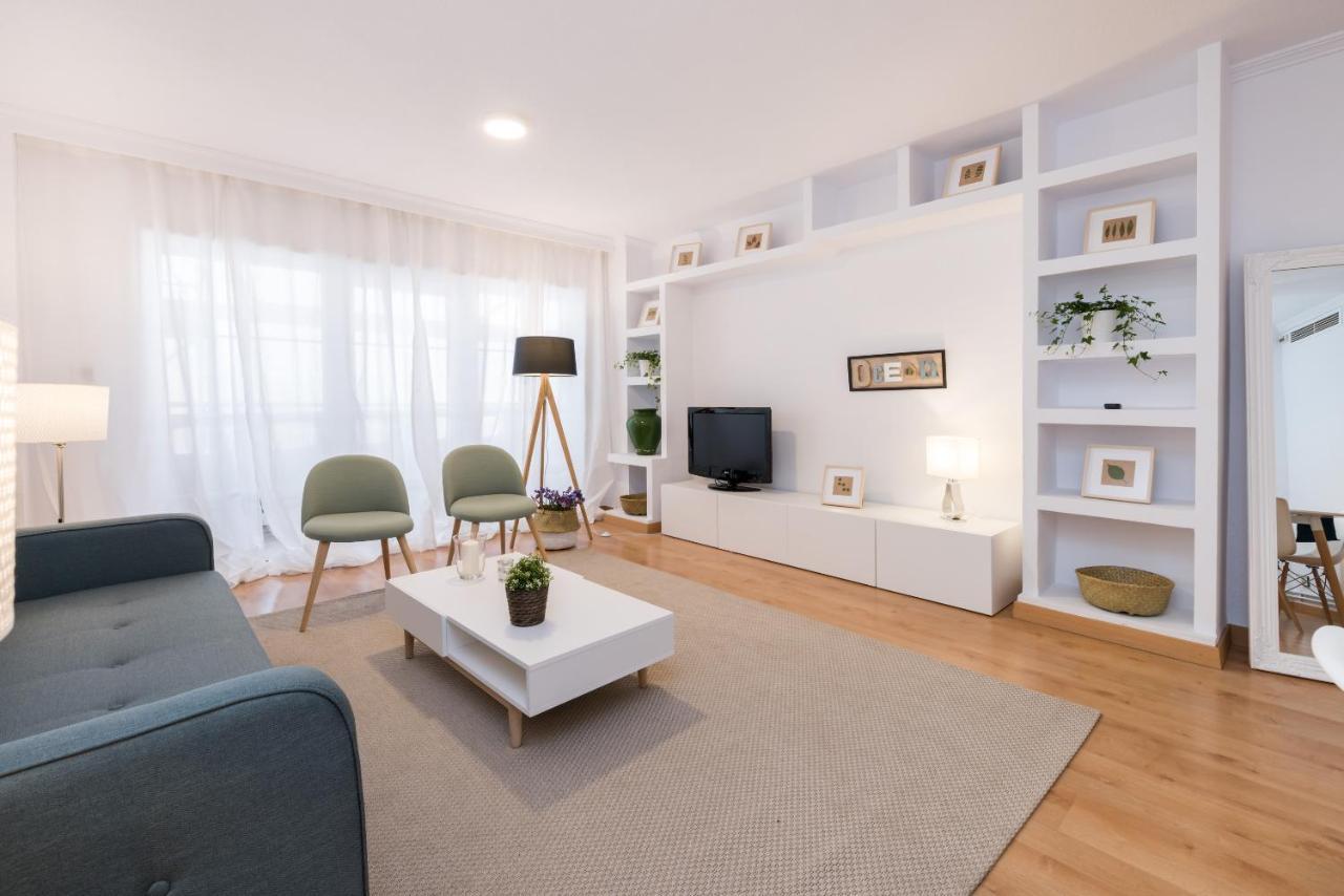 Apartamentos Paseo De La Farola Малага Экстерьер фото