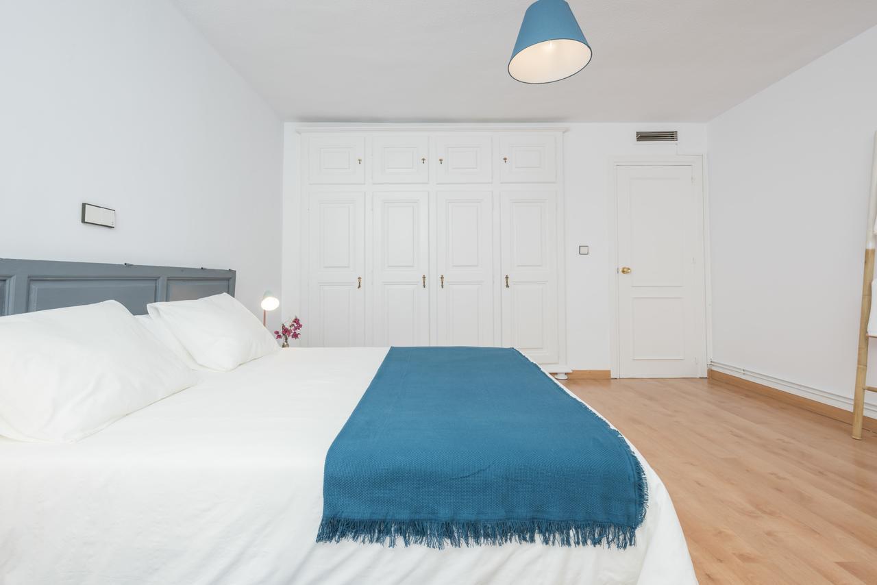 Apartamentos Paseo De La Farola Малага Экстерьер фото