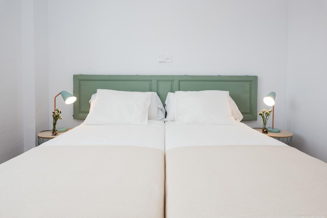 Apartamentos Paseo De La Farola Малага Экстерьер фото