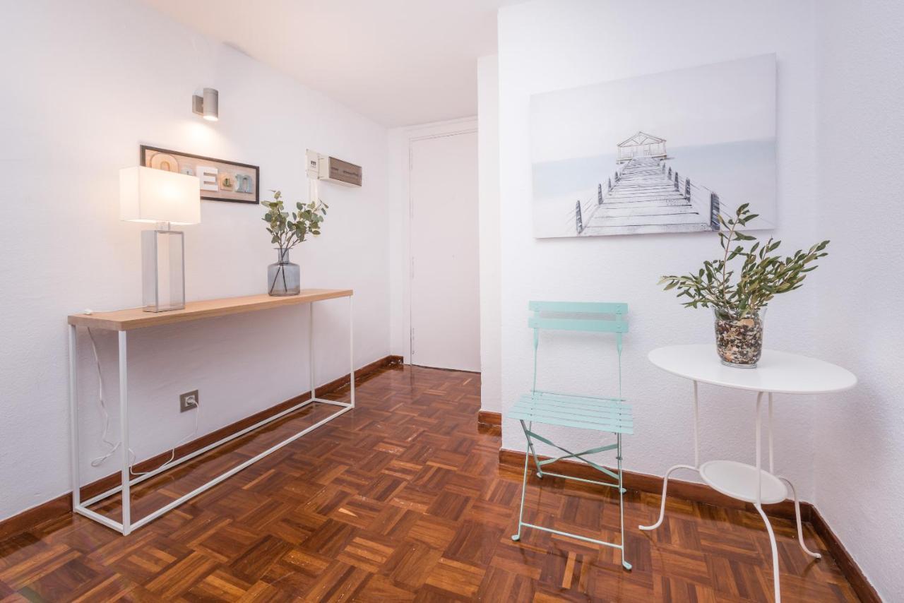 Apartamentos Paseo De La Farola Малага Экстерьер фото