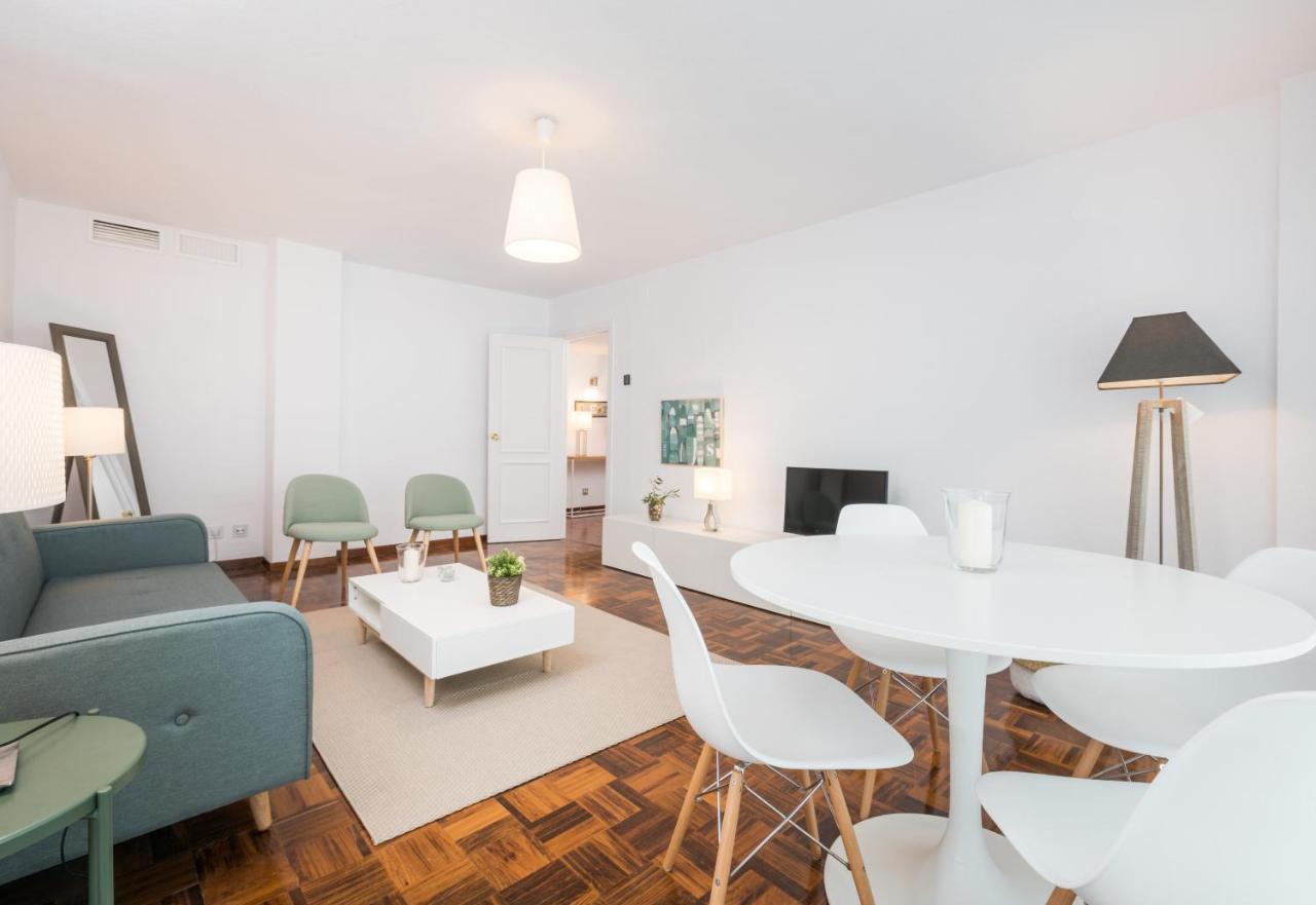 Apartamentos Paseo De La Farola Малага Экстерьер фото