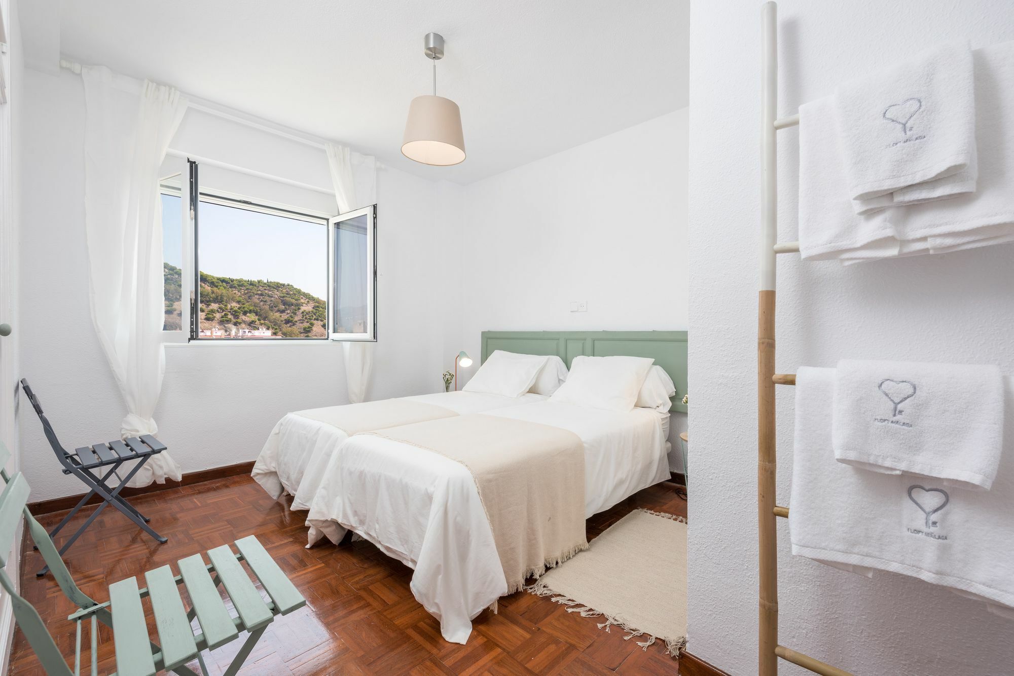 Apartamentos Paseo De La Farola Малага Экстерьер фото