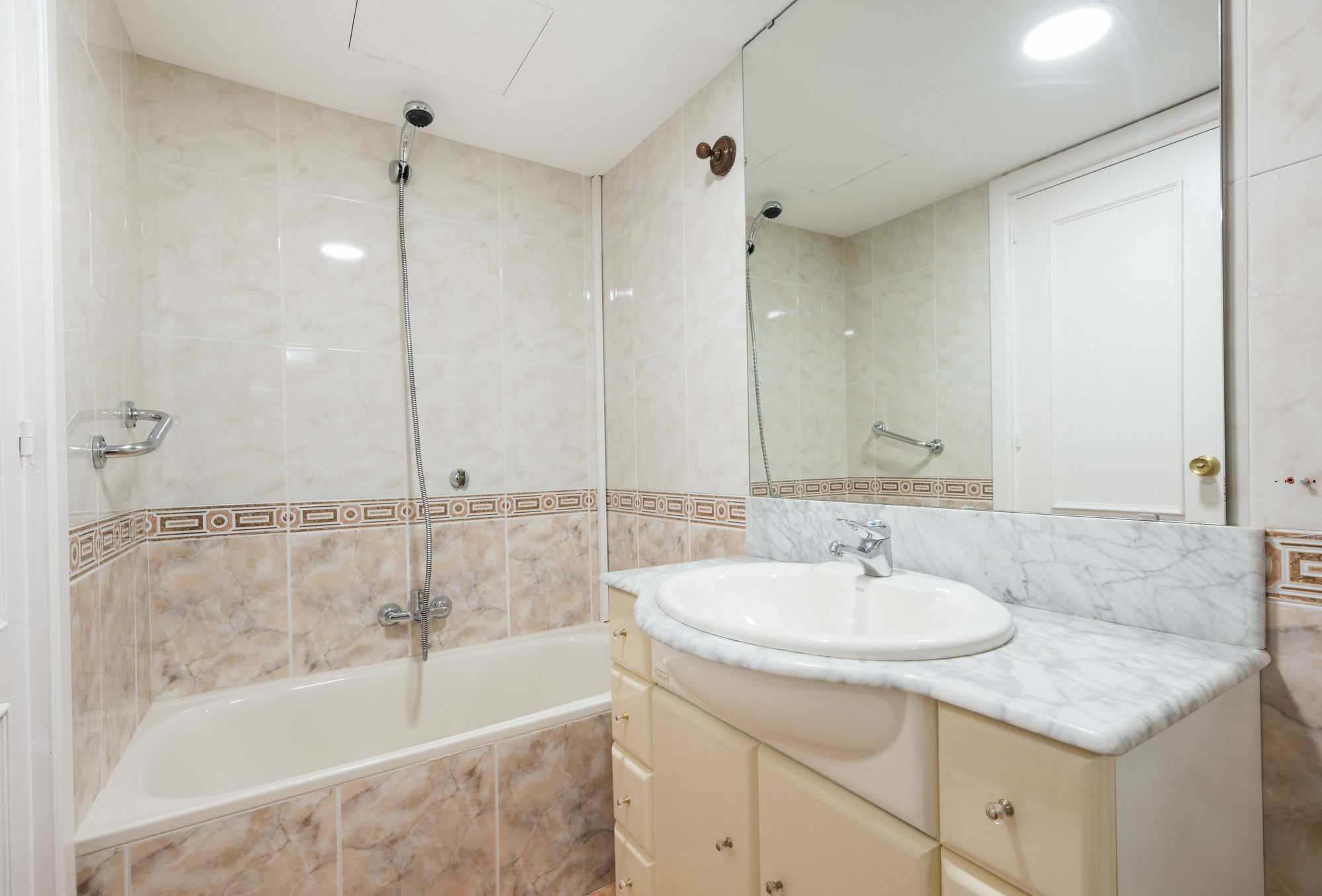 Apartamentos Paseo De La Farola Малага Экстерьер фото