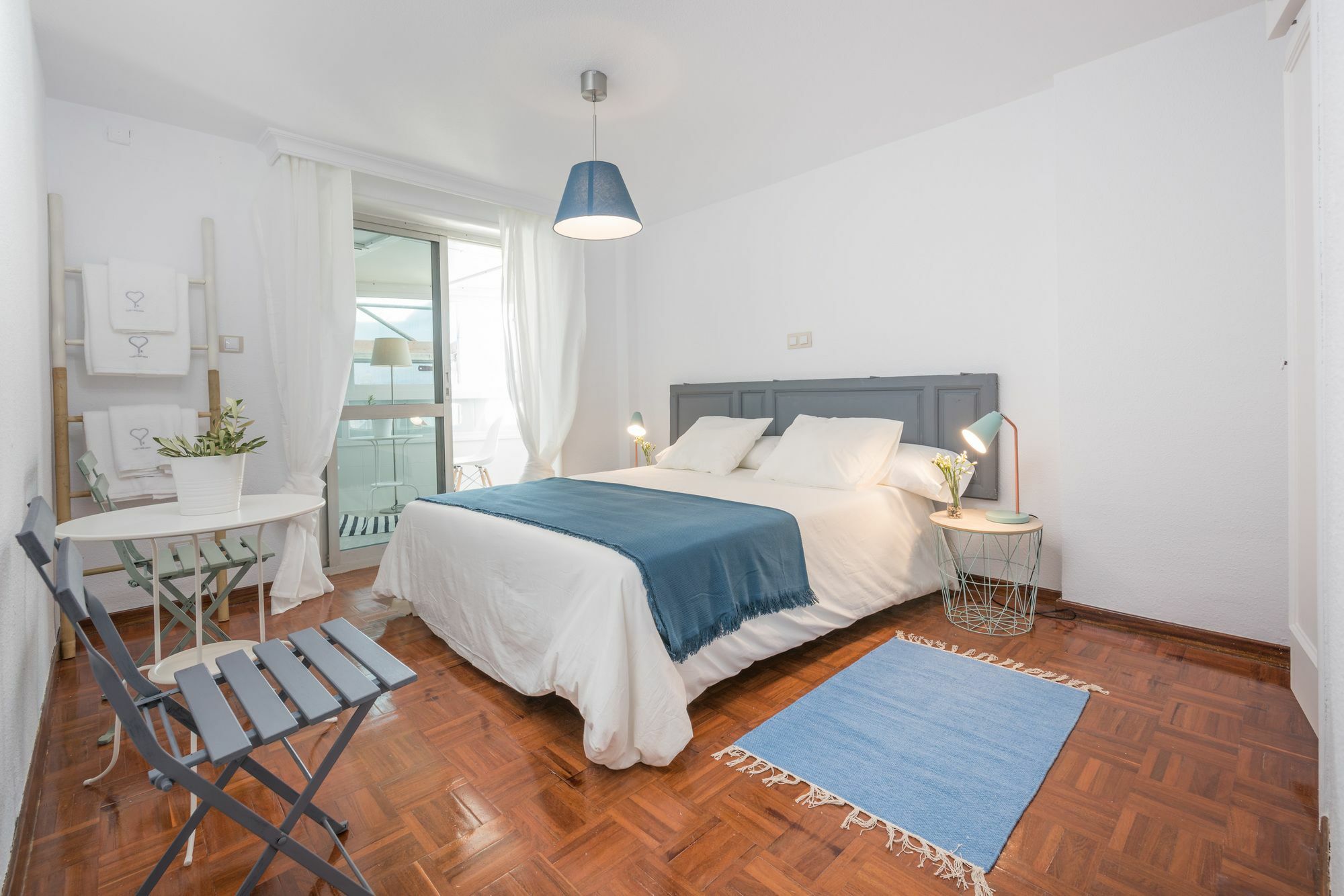 Apartamentos Paseo De La Farola Малага Экстерьер фото